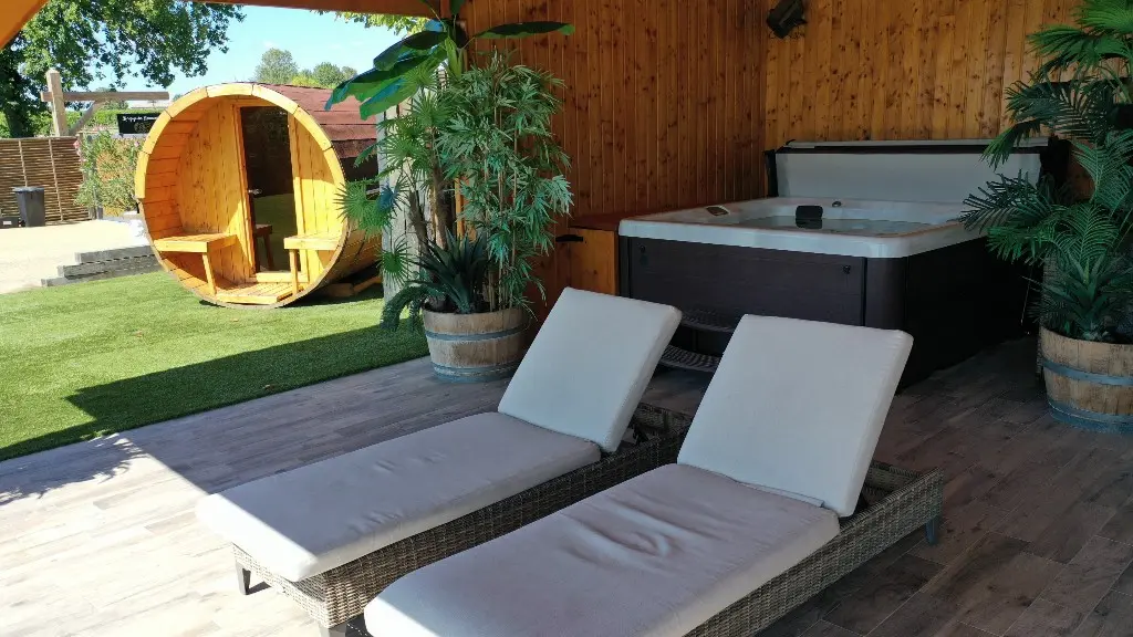 Escapadesenperigord_lerefugedesepicuriens_jacuzzi-sauna