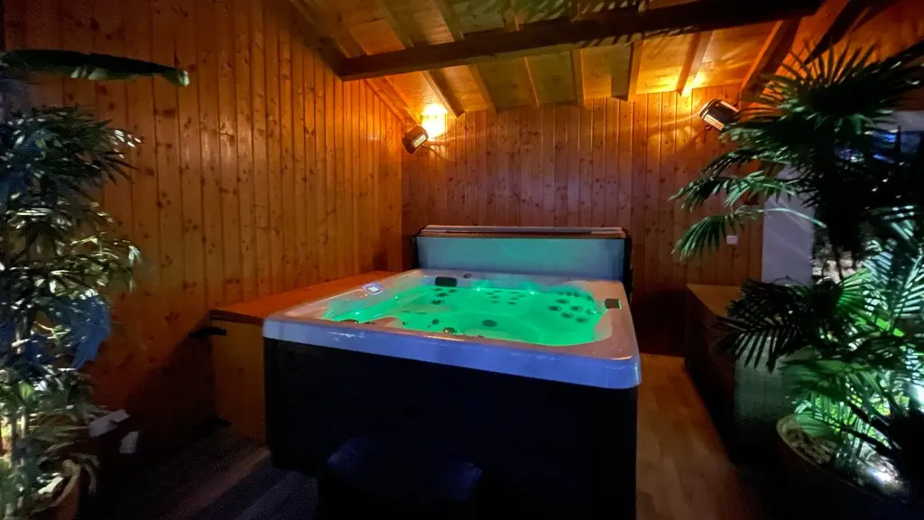 Escapadesenperigord_lerefugedesepicuriens_jacuzzibynight