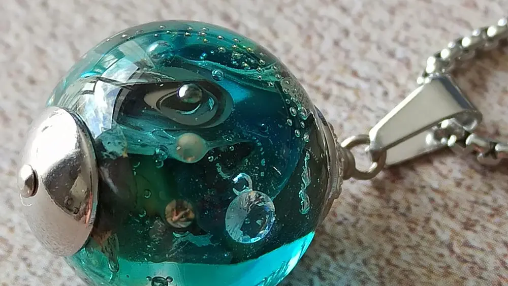 Evelyne Hagard, fileuse de verre - Atelier il était une flamme