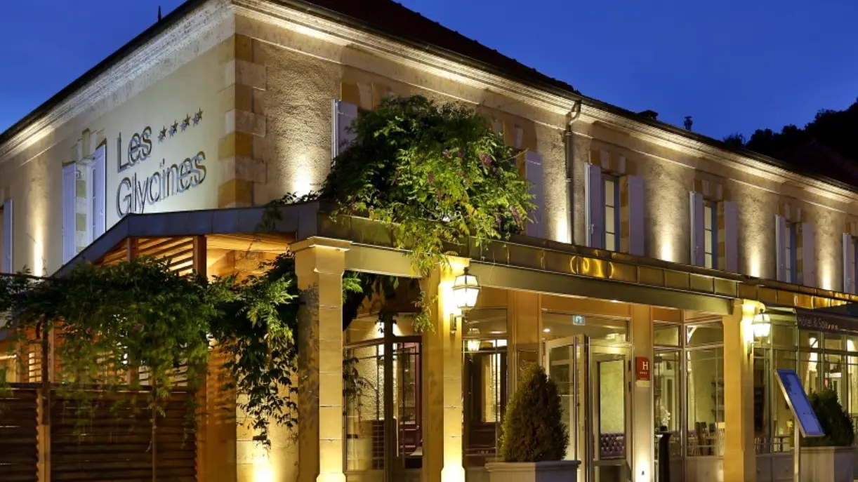 Facade-Hotel-avec-Glycine