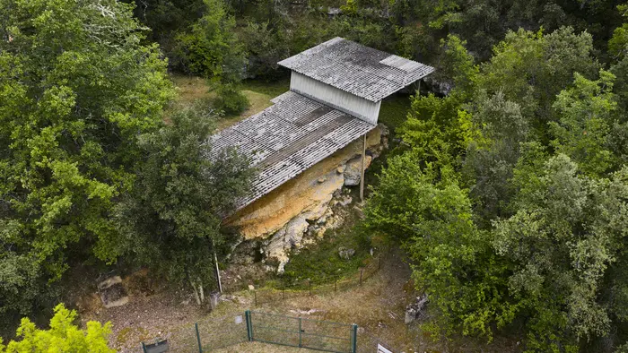 Gisement de La Micoque, vue aérienne, Damien Lachas DLW25-0182