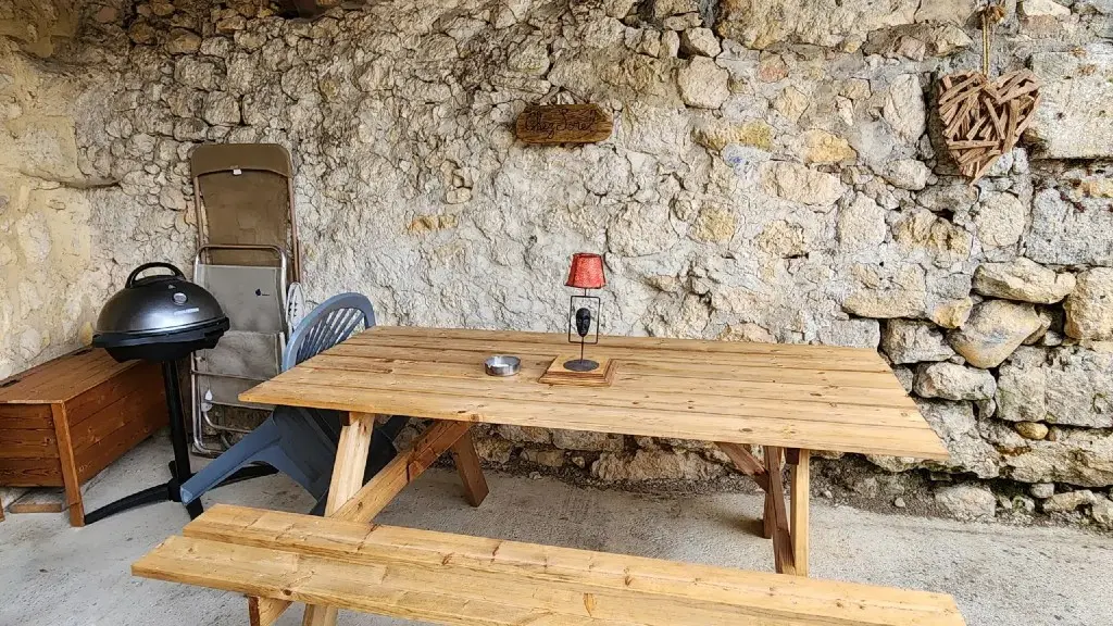 Gite-Chez-Sorel-table-bois-barbecue-1536x1152