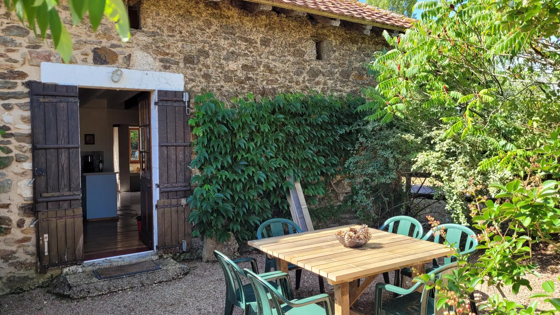 Gite La Vigne backside dining