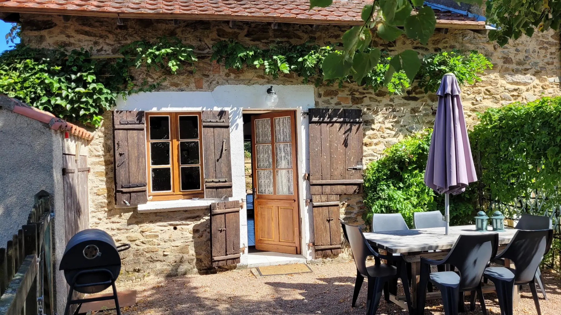 Gite La Vigne frontside dining