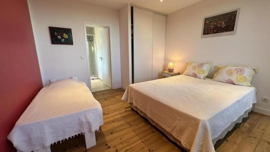 Gîte du Muth Chambre 2 rouge étage - 3 pers. ©GDF