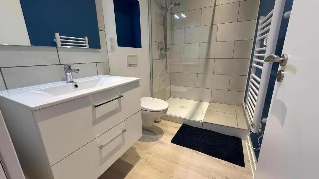 Gîte du Muth Chambre 3 - étage chambre 2 lits salle de bains ©GDF