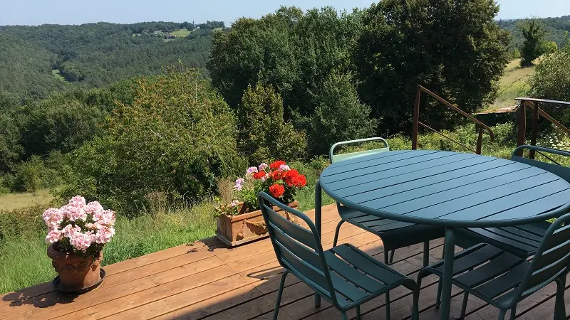 HLO_Fanlac_Vue splendide sur la vallée_terrasse gite