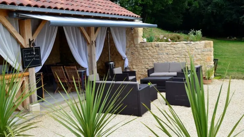 HLO_Les Eyzies_Domaine des Eymaries_Gite XVII_salon-exterieur_janvier 2023©domaine des Eymaries