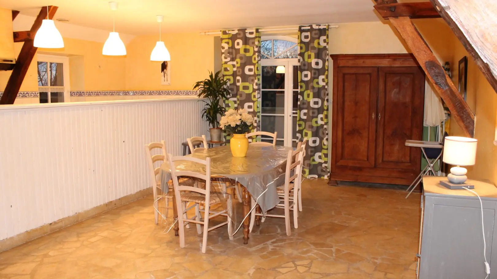 HUGAN-SALLE A MANGER 6