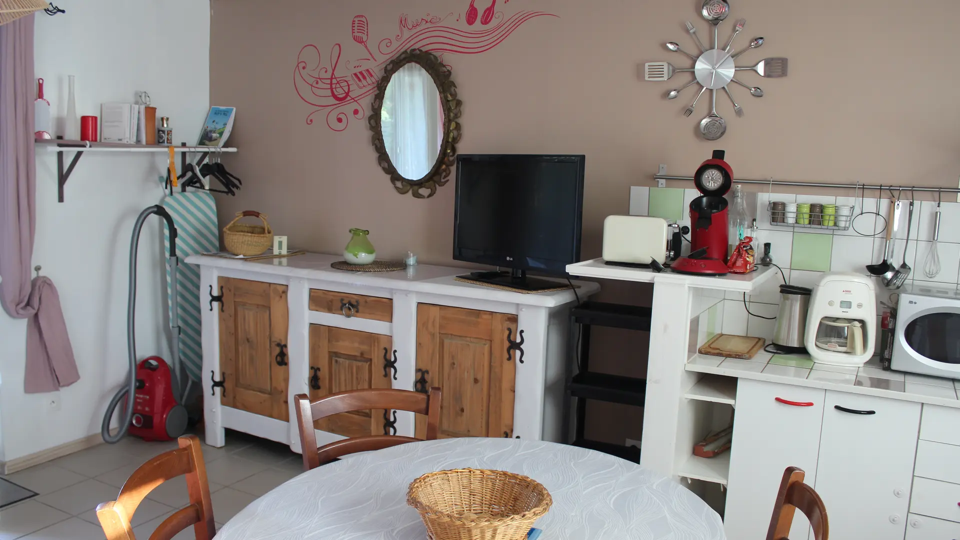 Cuisine et salle à manger du gîte la Résinière à Hinx