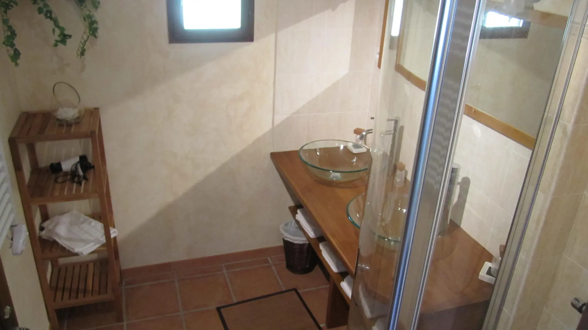 gite-les-tourriers-salle-bain-saint-laurent-des-hommes-tourisme-vallée-isle