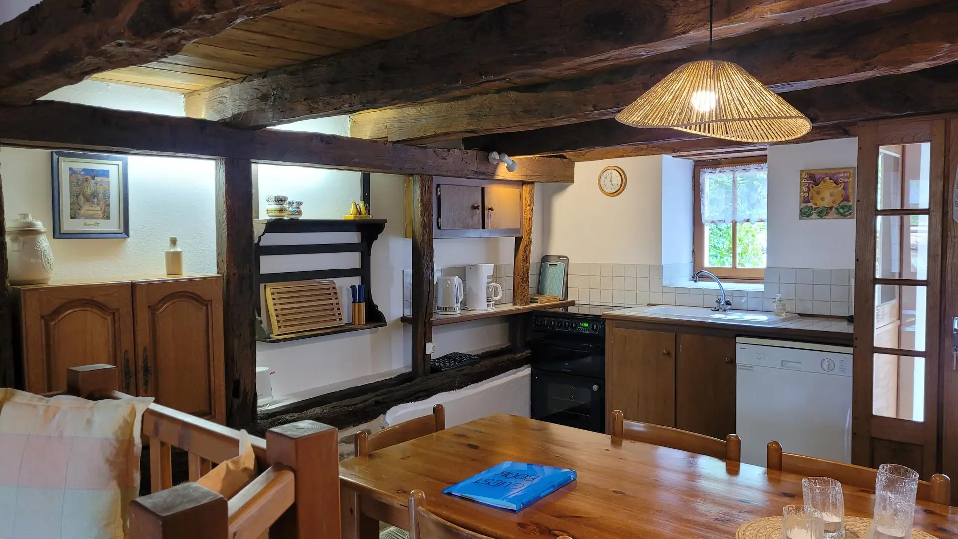 Kitchen and diningtable