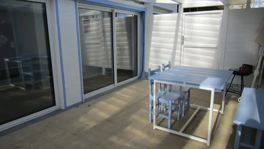 Larronde - terrasse couverte vue séjour