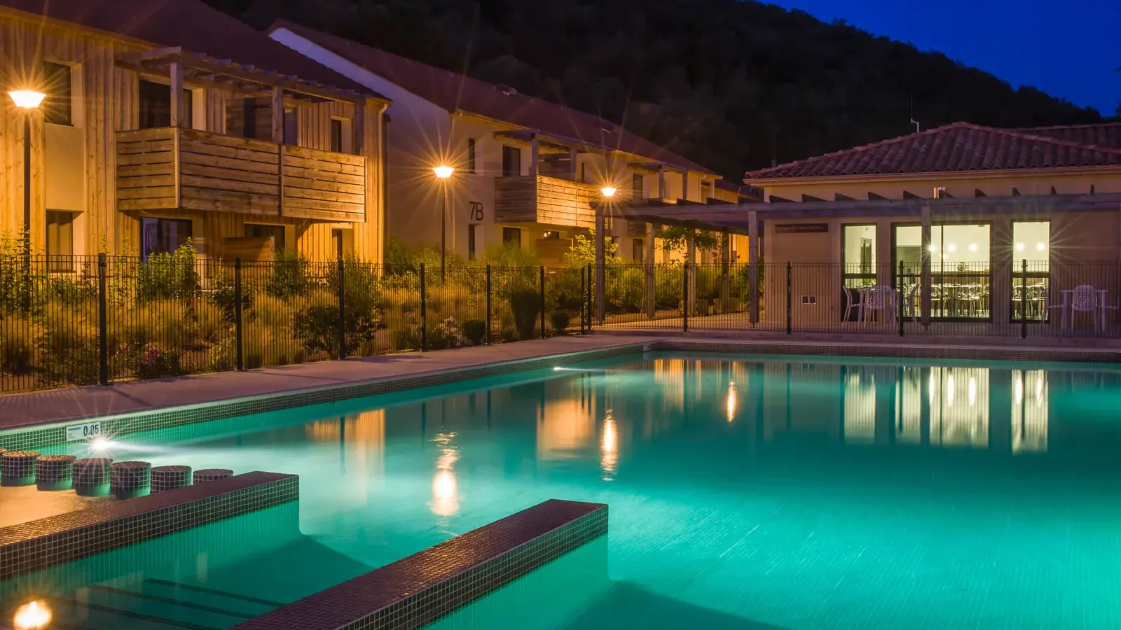 Les Eyzies-de-Tayac-Le Clos du Rocher-Piscine-nuit