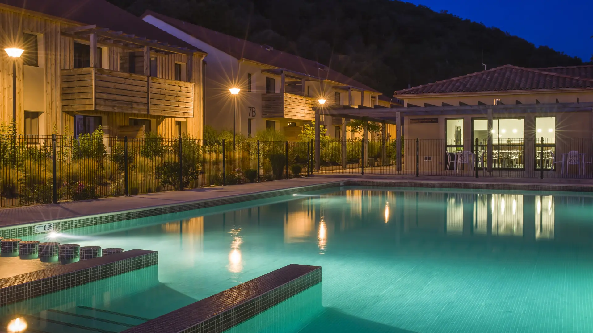 Les Eyzies-de-Tayac-Le Clos du Rocher-Piscine-nuit