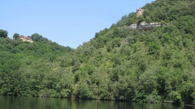 Les dentelles calcaires dominent la rivière