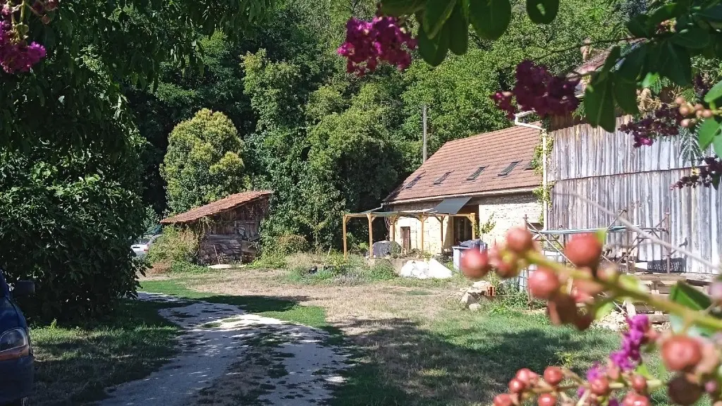 Leycaut-Gîte_entrée_cour_Ouest