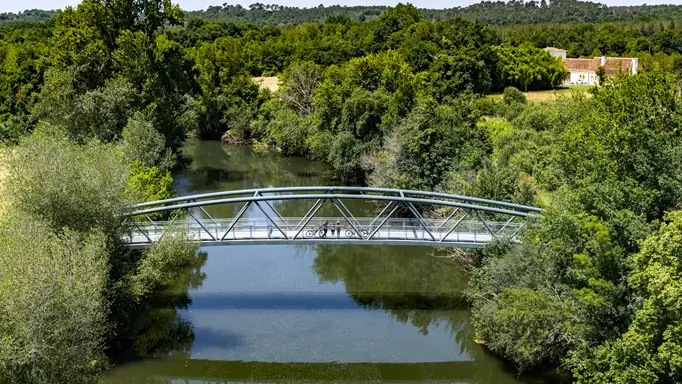 Moulin-du-duellas-passerelle-portrait-vallee-isle-perigord