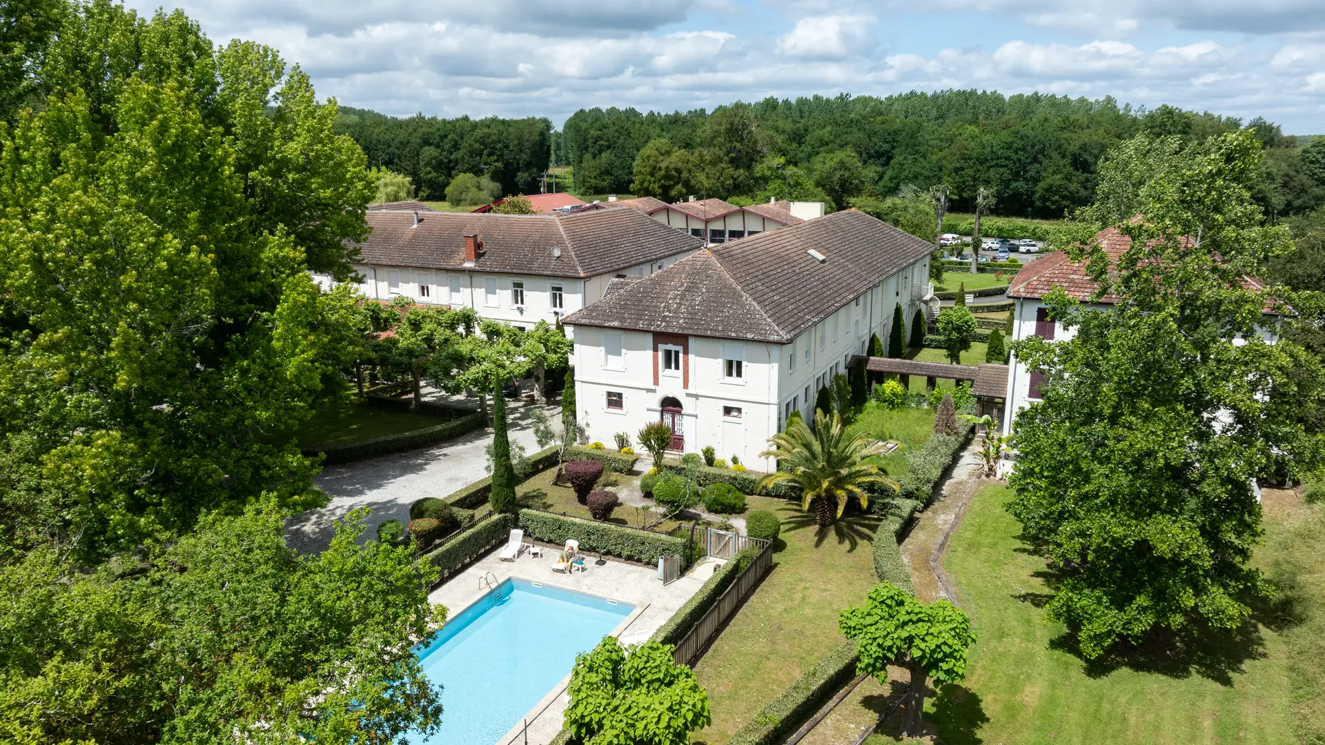 Résidence les Sources vue aérienne - piscine