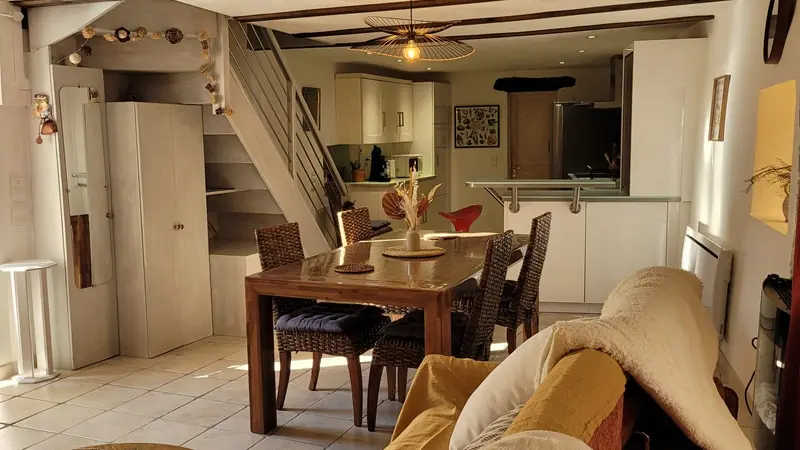 Périgord Noir Vallée Dordogne - sauges rouges - vue salon