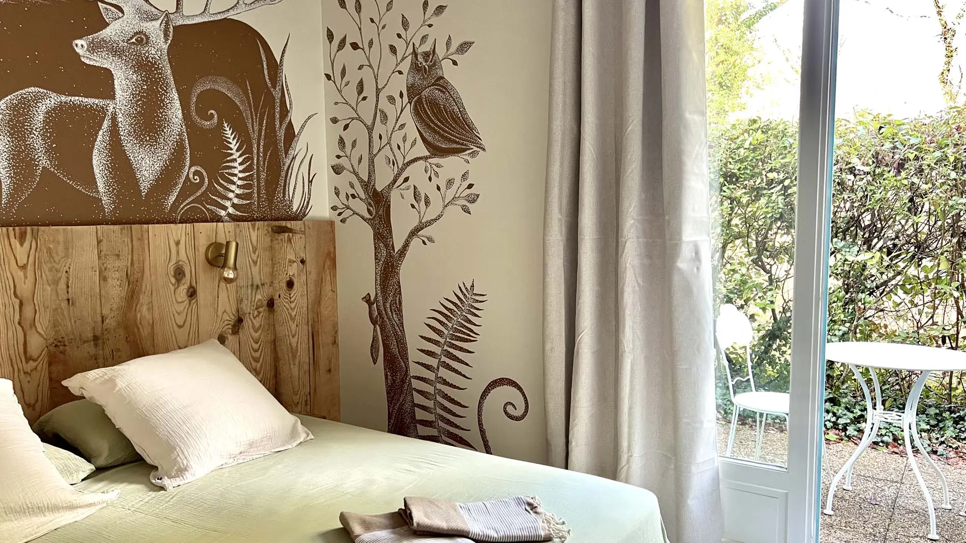 Perigord-foret-dordogne-chambre-sarlat-terrasse-sejour