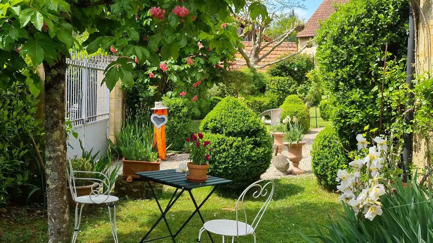 Photo 13 Ferme Tayac Un coin dans le jardin 2