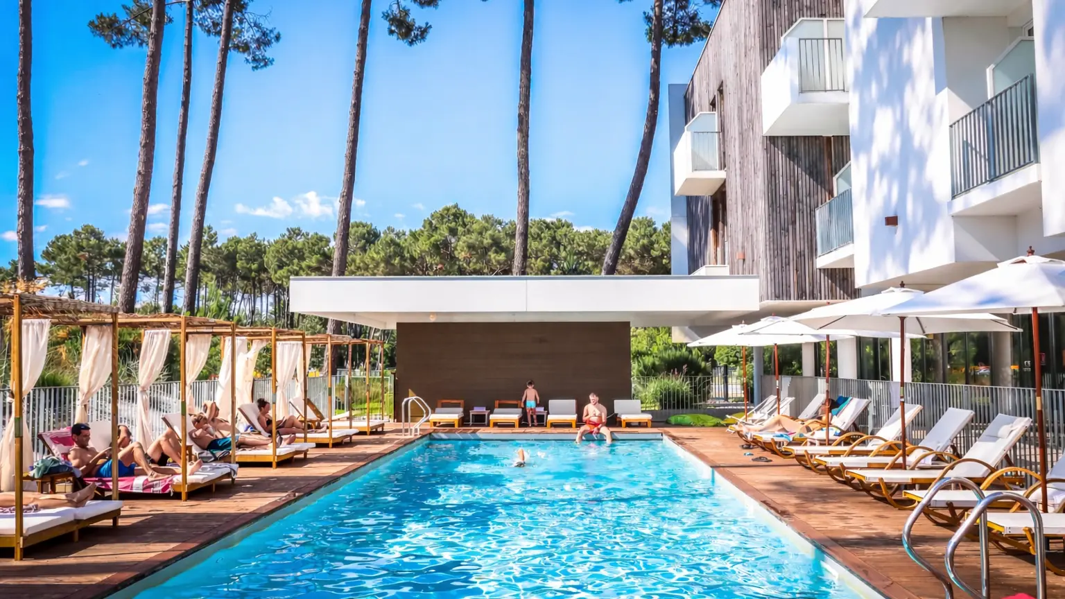 Piscine moderne et pavillon au soleil (1)