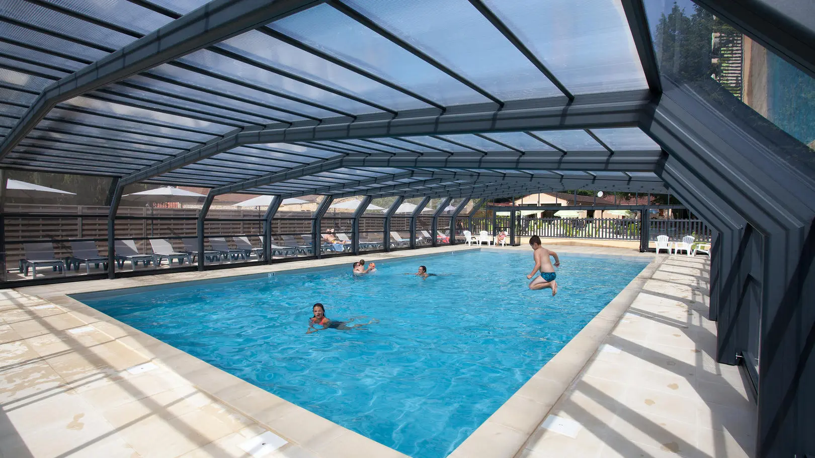 Piscine-couverte-interieure---Les-Hauts-de-Calviac - 2