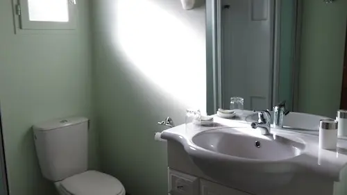 SALLE D'EAU AVEC DOUCHE ET WC