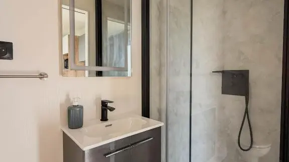 SDB douche La Box des Oiseaux 2025 ©AguilarVelten