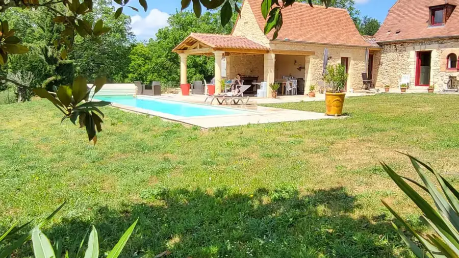 Saint Félix de Reilhac_vue avec branchage, pool house et un peu le gîte_octobre 2024
