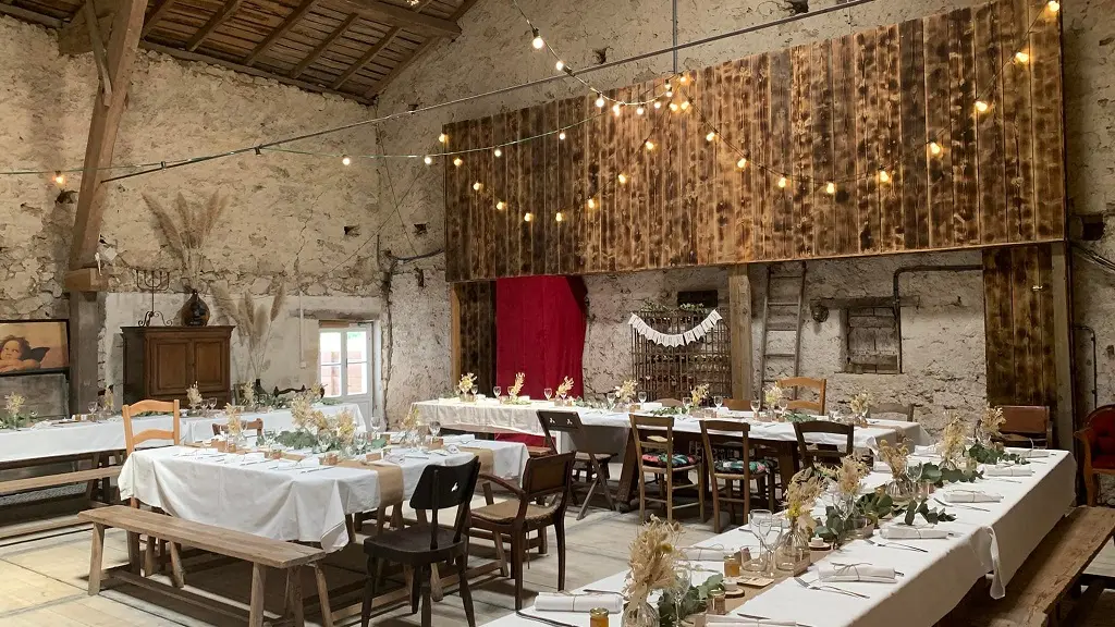 Salle-Le-Guinot-avec tables-et-déco