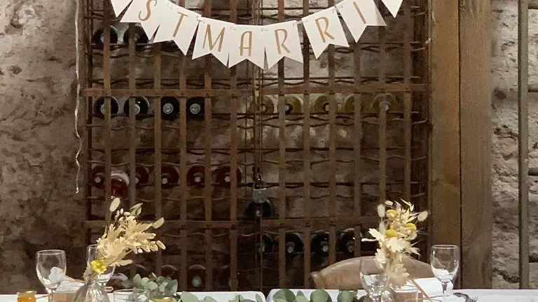Salle-Le-Guinot-avec tables-et-déco1