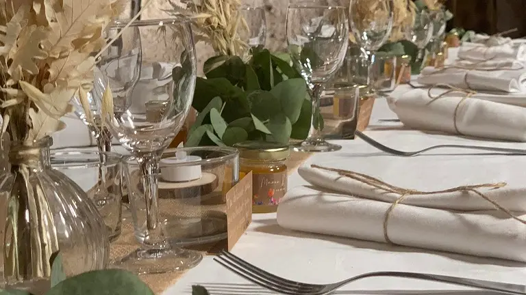 Salle-Le-Guinot-avec tables-et-déco2
