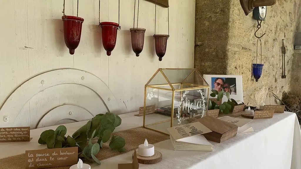 Salle-Le-Guinot-avec tables-et-déco3