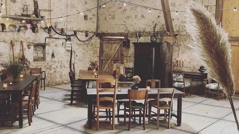 Salle-Le-Guinot-avec tables-et-déco4