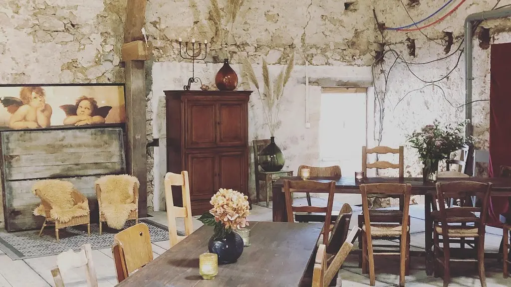 Salle-Le-Guinot-avec tables-et-déco5