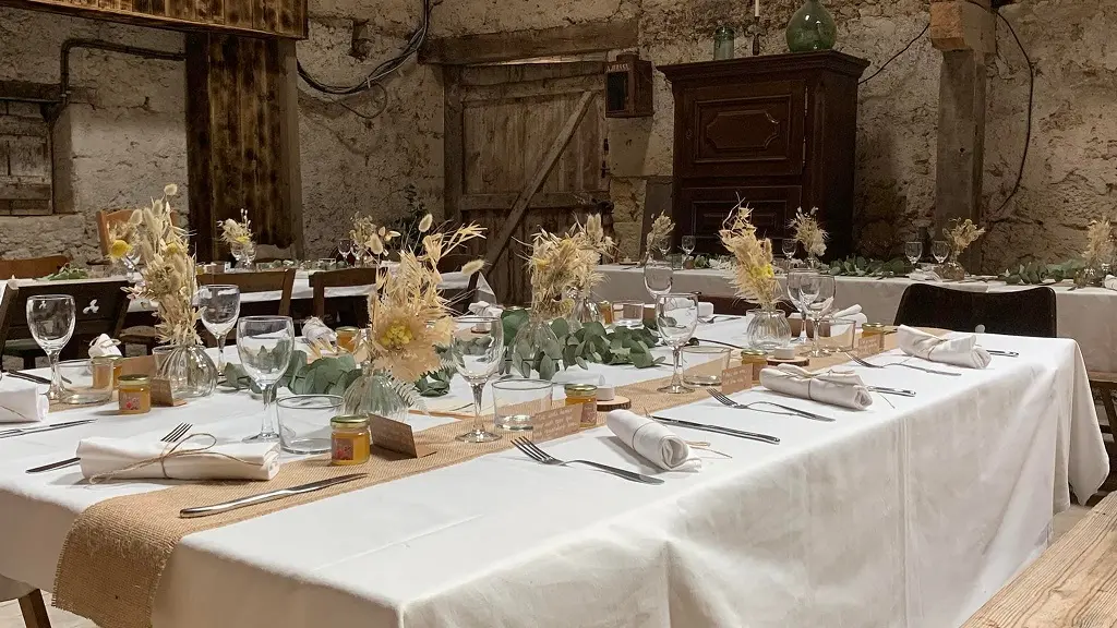 Salle-Le-Guinot-avec tables-et-déco6