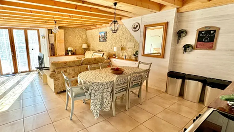 Salle à manger gîte La Grange