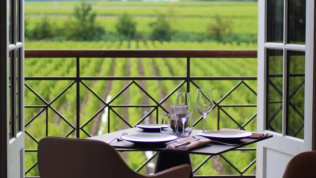 Salle-etage-au-marquis-de-terme-restaurant-margaux-vue-sur-les-vignes