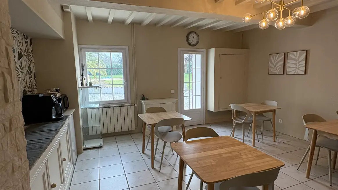 Salle pdj - chambre Mimizan 2025 ©Blond