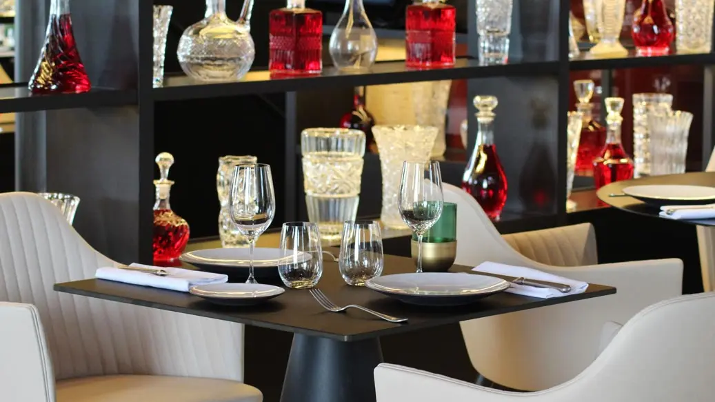 Salle-rdc-au-marquis-de-terme-restaurant-margaux-vue-sur-les-vignes3