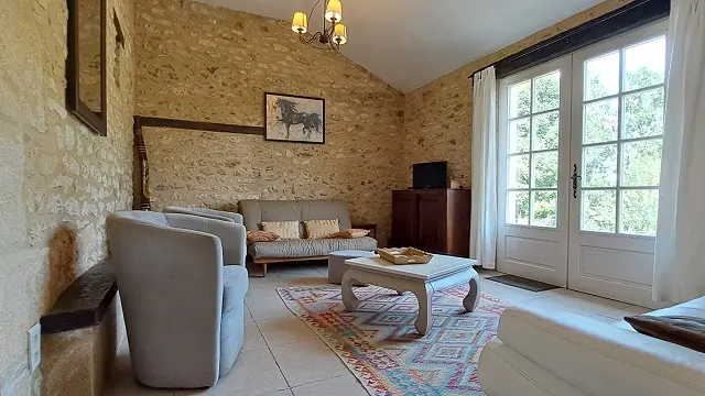 Savignac de Miremont_Terre de Jade_Photo 3 salon avec futon_octobre 2024©Muriel Godfroid