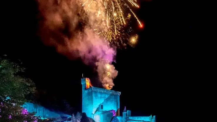 Soiree-magique-Chateau-Dordogne-feu-dartifice-FS6A0494-Chateau-de-Commarque-_DeclicDecolle