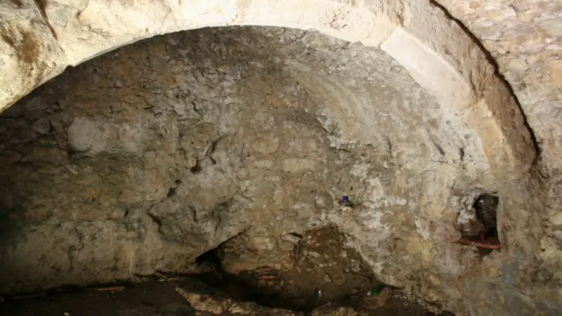 Sous la chapelle des Bois