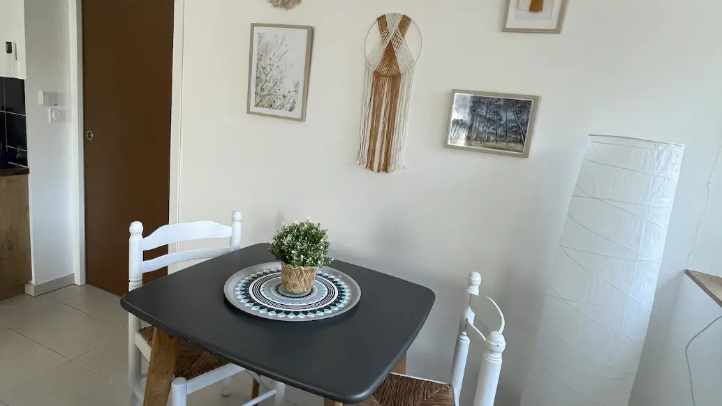 Table à manger pour 2 Le Petit Charron 2025 ©Cassant