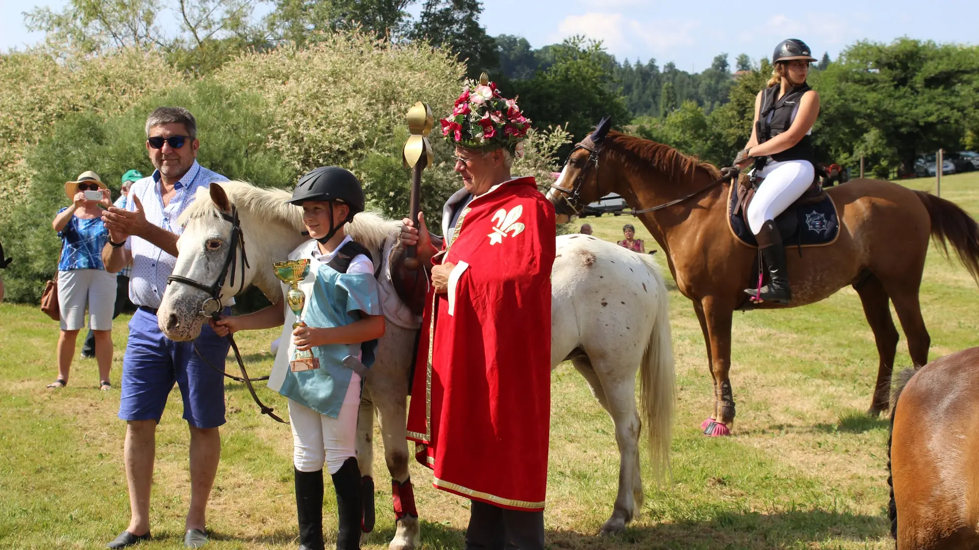 Un cavalier avec le roi à la Fête de la Saint Martial