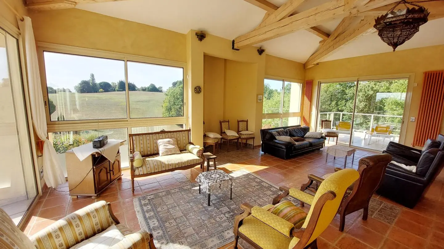 VILLA ROTONDE AVEC PISCINE COUVERTE (1) 12