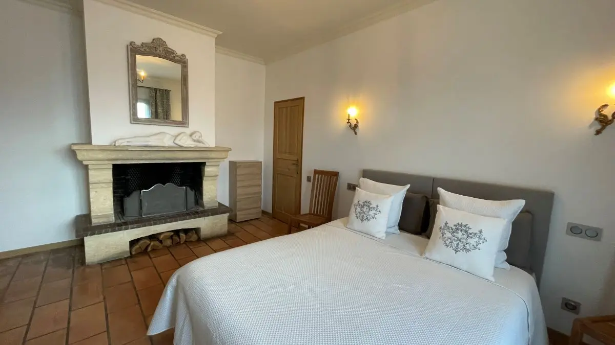 Vallée-Verte-Razac-Chambre1-cheminée