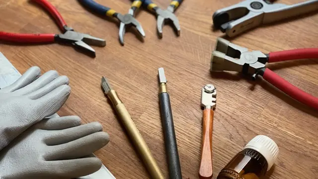 Vitrailliste-Menesplet-outils-a-vallee-isle-perigord
